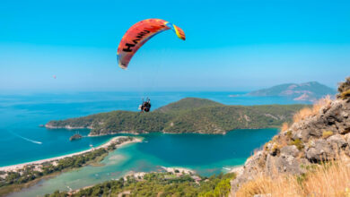 Fethiye semalarında paraşütle uçan tandem ekip.