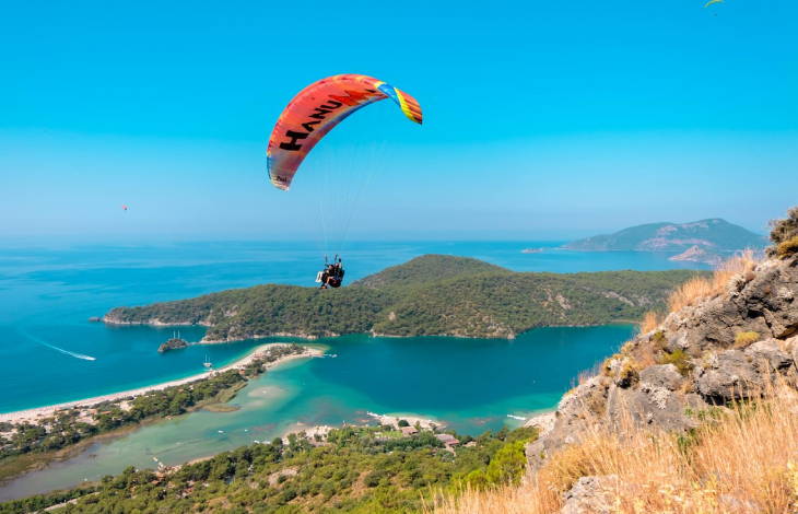 Fethiye semalarında paraşütle uçan tandem ekip.