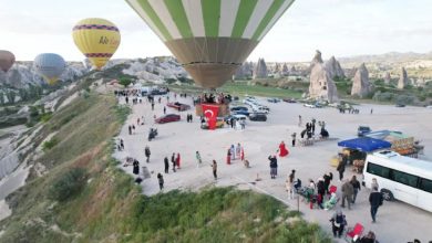Kapadokya'da balon uçuşlarının yapıldığı alan ve turistler. orada geziyor.