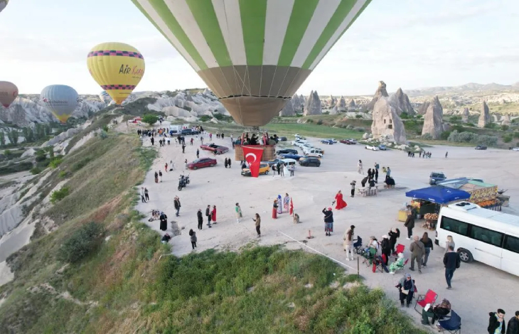 Kapadokya'da balon uçuşlarının yapıldığı alan ve turistler. orada geziyor.