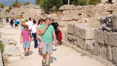 Side Antik Kentini gezen turist kafilesi.