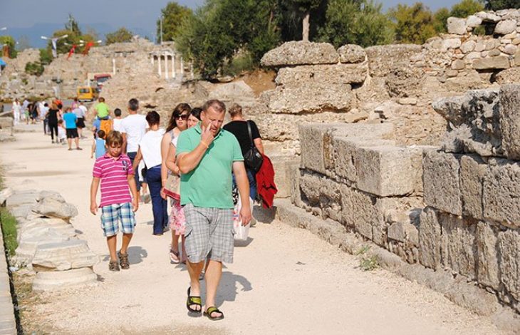 Side Antik Kentini gezen turist kafilesi.