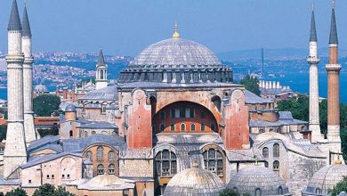 Bu fotoğrafta İstanbul'da bulunan Ayasofya Camii görülmektedir. Yapı, büyük kubbesi, kemerleri ve dört minaresiyle dikkat çekmektedir. Tarihi boyunca hem kilise, hem cami, hem de müze olarak hizmet vermiş olan Ayasofya, Bizans ve Osmanlı mimarisinin izlerini bir arada taşır. Fotoğrafta, yapının görkemli merkezi kubbesi ortada yer almakta; çevresinde ise daha küçük kubbeler ve çeşitli mimari detaylar bulunmaktadır. Arka planda Boğaz ve şehir manzarası görünmekte.
