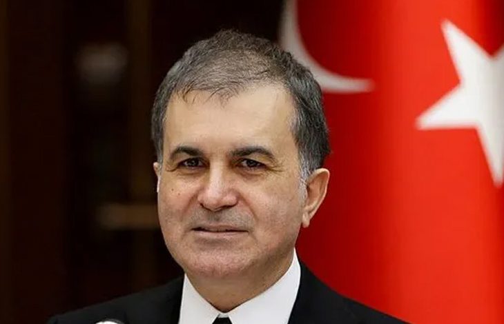 Kültür ve Turizm Bakanı Ömer Çelik'in bir fotoğrafı arkada Türk bayrağı görülmekte