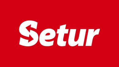 Fotoğrafta kırmızı arka plan üstüne beyaz Setur logosu görülmekte