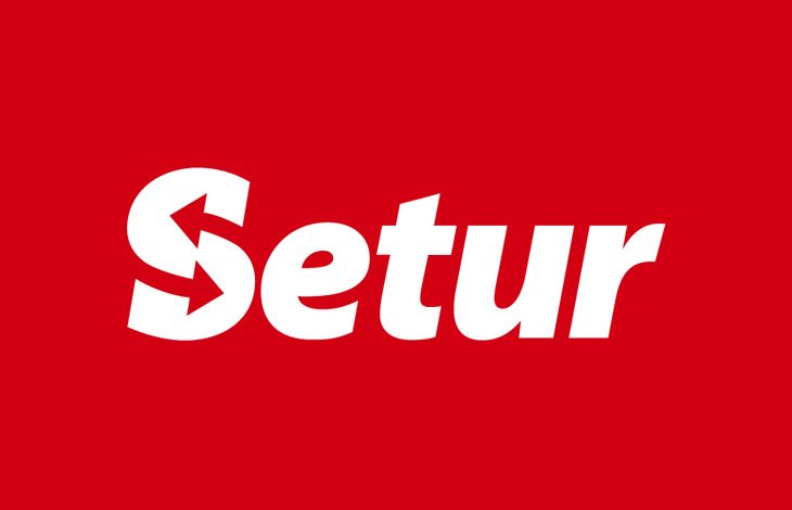Fotoğrafta kırmızı arka plan üstüne beyaz Setur logosu görülmekte