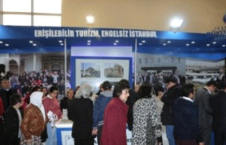 Görme engelli bireyler tarihi mekanları tasfir eden minyatürlere dokunuyor.