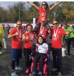 CP'li Büşra Ersoy maraton yarışları sonrası yanındaki 3 erkek 2 kadın gönüllüler ile birlikte mutluluk dolu bakışlarla yanyanalar.