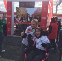 CP'li Büşra Ersoy maraton yarışları sonrası yanındaki annesi Edibe Sinem Ersoy ile zafer işareti yapıyorlar.