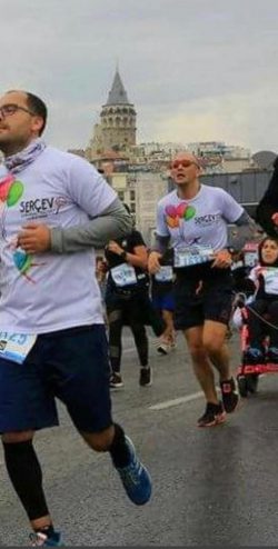 CP'li Büşra Ersoy maraton yarışları sırasında önünde koşan yarışmacılar ile birlikte koşu anı.