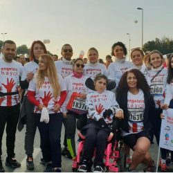 CP'li Büşra Ersoy maraton yarışlarına katıldığı gönüllülerle yan yana duruyorlar.