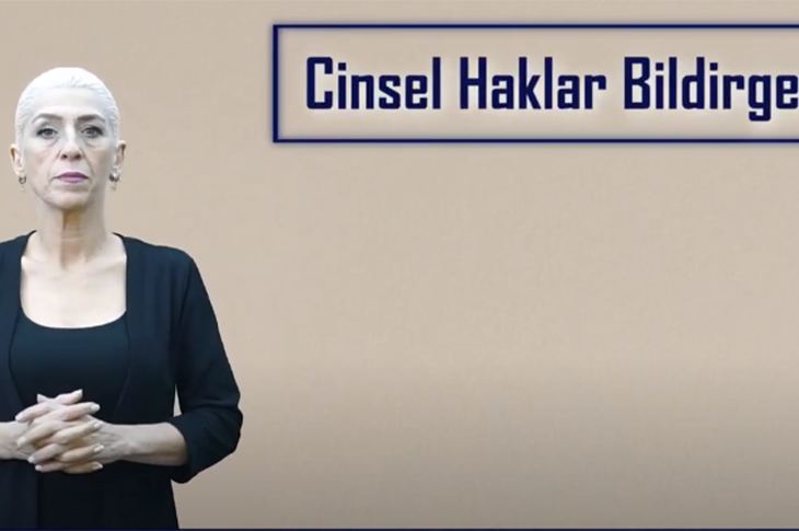 İşaret dili çevirmeni kadın ve videoda yazan Cinsel Haklar Bildirgesi yazısı.