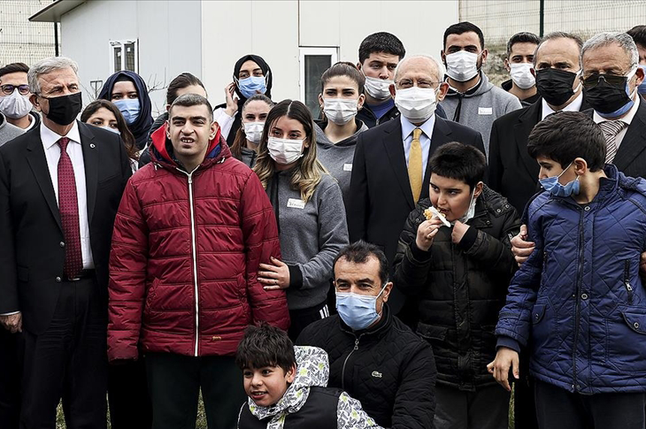 CHP Lideri Kemal Kılıçdaroğlu ve ABB Başkanı Mansur Yavaş otizmli çocuklarla poz çekiyor.