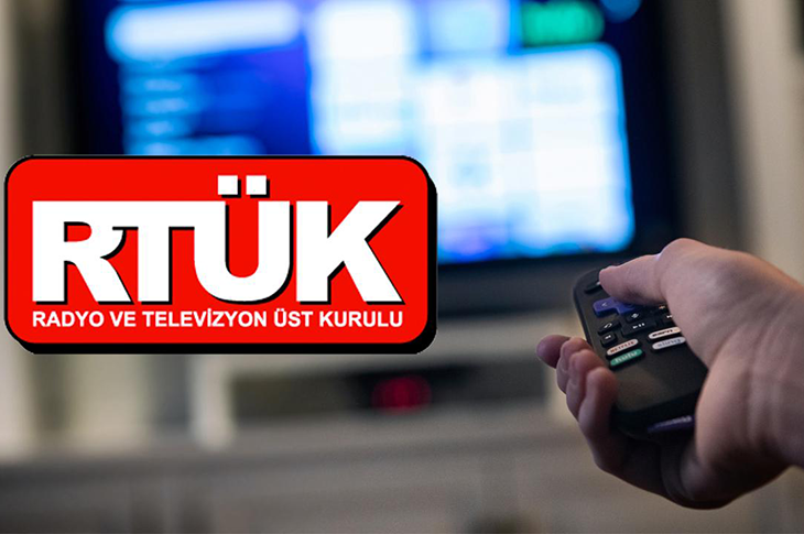 RTÜK logo ve elde tutulan kumanda.
