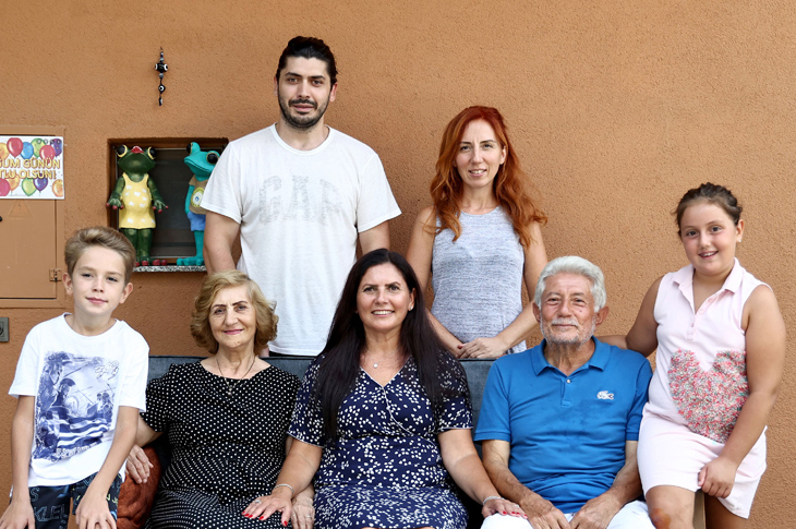 Ömür Kahraman'ın evlerinde tüm ailesi ile yan yana otururken çekilmiş resmi.