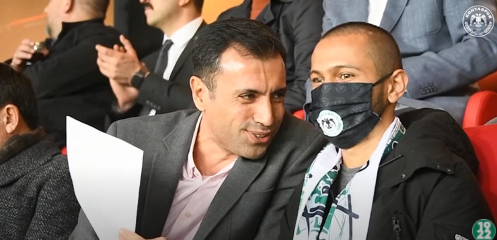 Konyaspor Başkanı Fatih Özgökçen görme engelli taraftar Serkan Pekmez'e maçı anlatıyor.