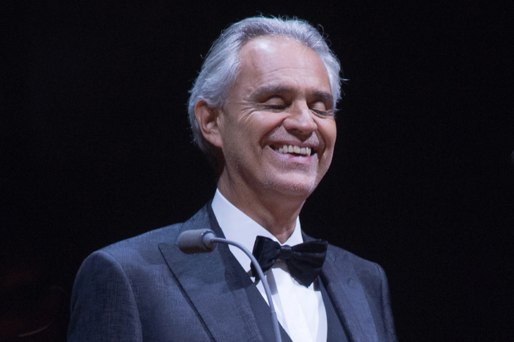 Görme engelli Tenor Andrea Bocelli mutlulukla gülüyor.