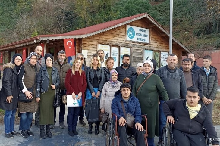 Çok sayıda engelli bireyin bir araya gelmesiyle günün anısına çekilen toplu hatıra resmi objektife yansıyor.