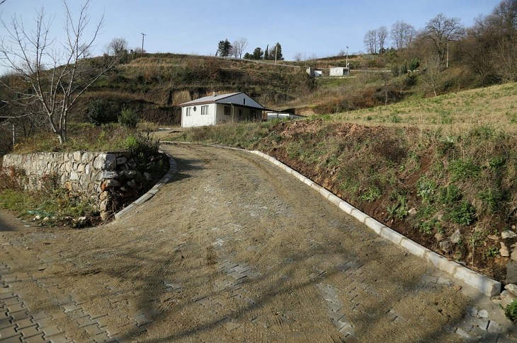 Anayoldan biraz uzakta kalan tepedeki müstakil ev için yapımı tamamlanan parke yol objektife yansıyor.