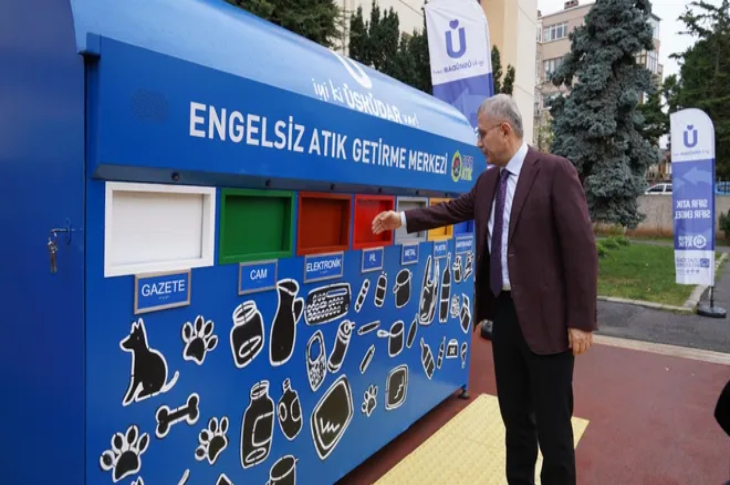 Başkan Hilmi Türkmen atık merkezi önünde bulunuyor.