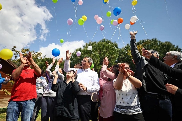 Festivalde bir araya gelen bireylerin renkli balonları gökyüzüne saldığı ana dair bir görüntü objektife yansıyor.