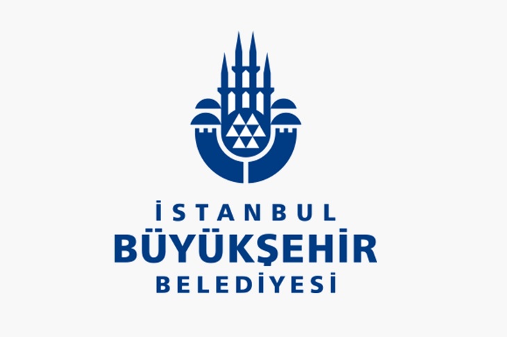 Haberi temsilen, İstanbul Büyükşehir Belediyesinin logosu objektife yansıyor.