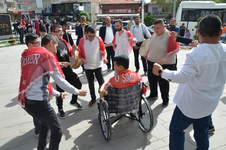 Açık alanda, davul zurna eşliğinde oynayan asker adayı engelli gençler objektife yansıyor.