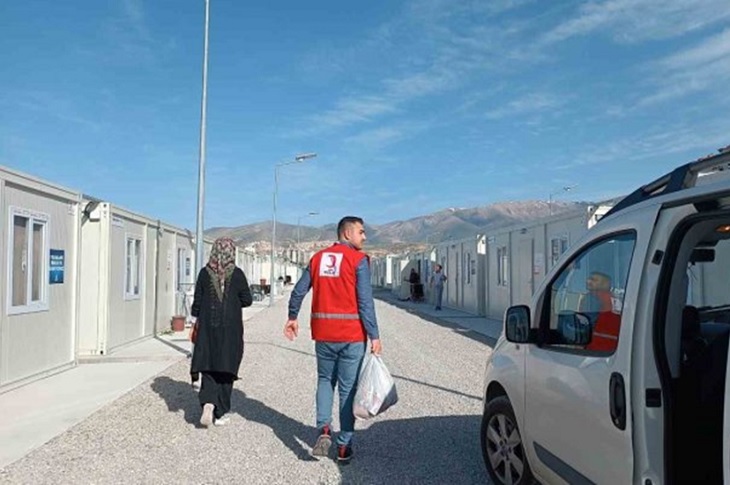 Konteyner Kent sokakları arasında yardım ulaştıran 2 Kızılay gönüllüsü objektife yansıyor.