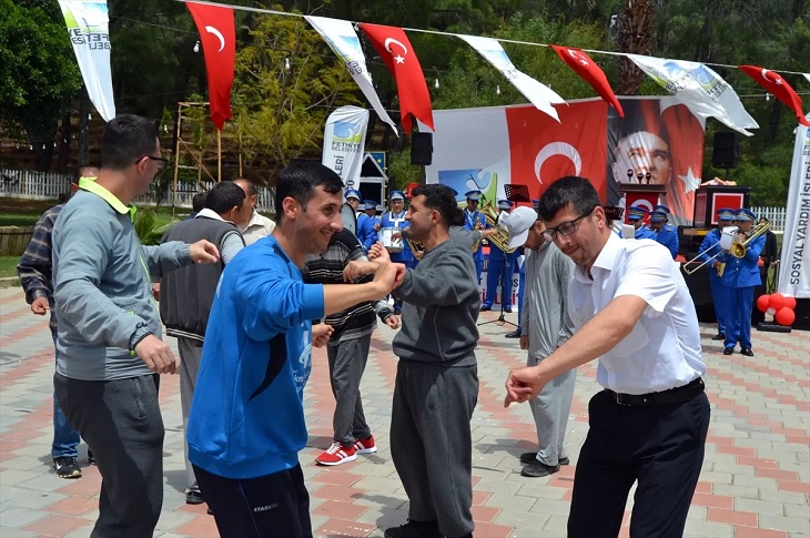 Müzik eşliğinde bir arada oynayan engelli bireyler objektife yansıyor.