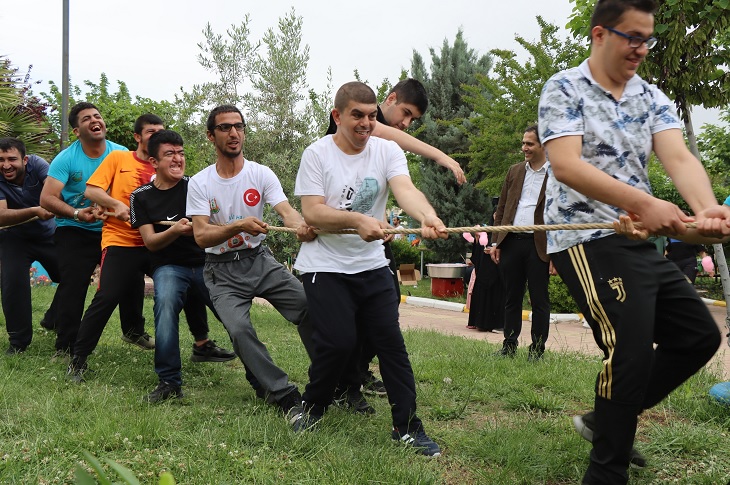 Halat çekme yarışmasında halat çeken engelli bireyler objektife yansıyor.