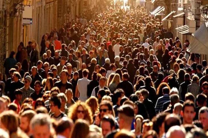 Haberi temsilen, yoğun kalabalık insanların gezdiği bir işlek cadde resmi objektife yansıyor.