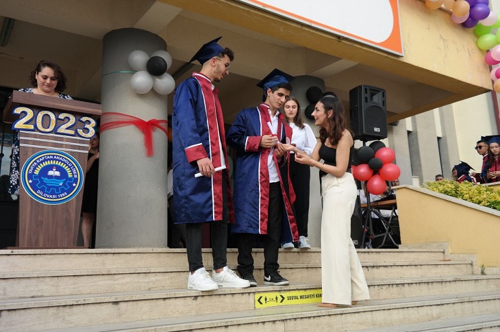 Okulda düzenlenen törende diplomasını teslim alan başarılı öğrenci Muhammed objektife yansıyor.