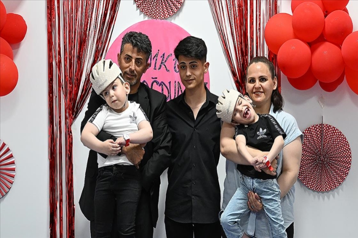 Derman ve Yiğit Evrensel kardeşler anne ve babasının kucağında buluyor ve abileri ortada poz veriyor.