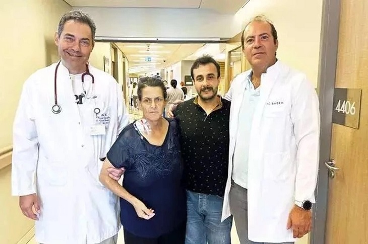 Aysel Ezal, yanındaki oğlu ve sağlığıyla ilgilenen iki doktoru ile birlikte objektife yansıyor.