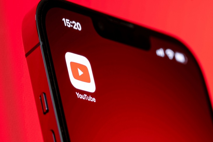 Haberi temsilen, bir cep telefonu ekranındaki YouTube uygulaması resmi objektife yansıyor.