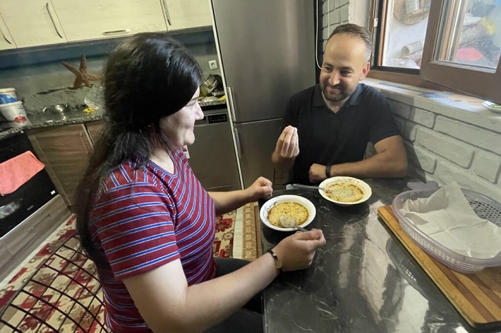 Mutfakta, beraber çorba içen çiftin işaret diliyle de sohbet ettiği anlar objektife yansıyor.