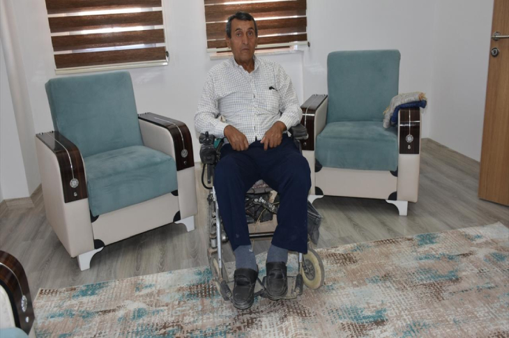 Depremzede Ali Seydi Fırat konutun içinde tekerlekli sandalyesinde oturuyor.