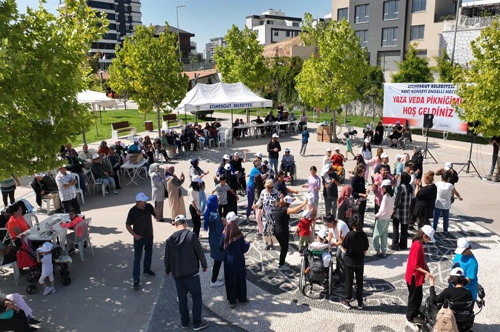 Büyük park alanında, çok sayıda katılımcının müzik eşliğinde oynadığı ana dair bir resim objektife yansıyor.