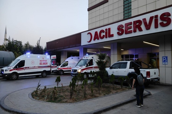 Acil servis önündeki 3 ambulans ve 1 sivil araç objektife yansıyor.