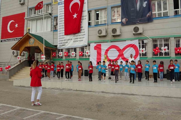 Okul bahçesindeki 40 küçük öğrencinin ortak gösterisi objektife yansıyor.