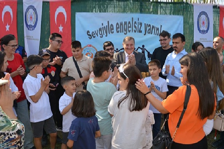 Engelli bireylerle birlikte eğlenen İl Emniyet Müdürü Orhan Çevik objektife yansıyor.