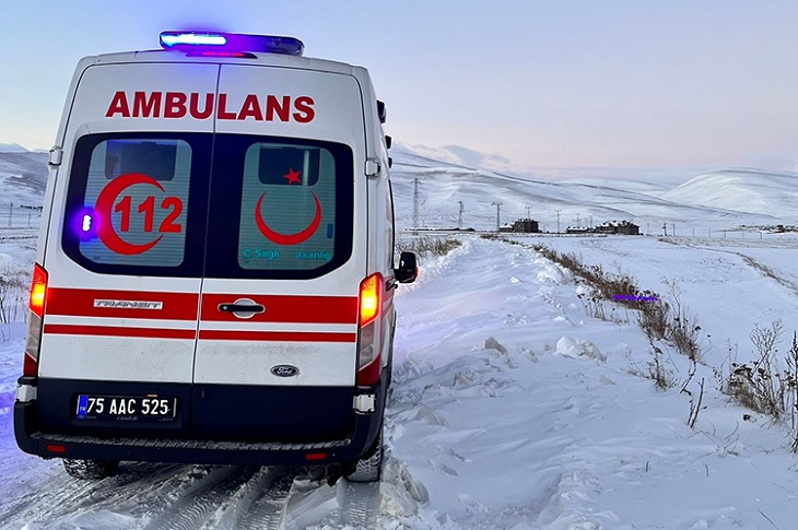 Karlı yolda ilerlemeye çalışan bir ambulans aracı objektife yansıyor.