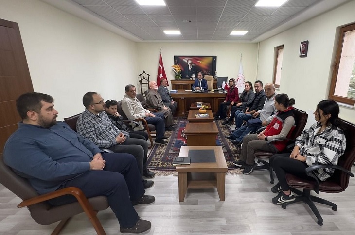 Makam odasında misafir olarak ağırlanan çok sayıda katılımcı objektife yansıyor.