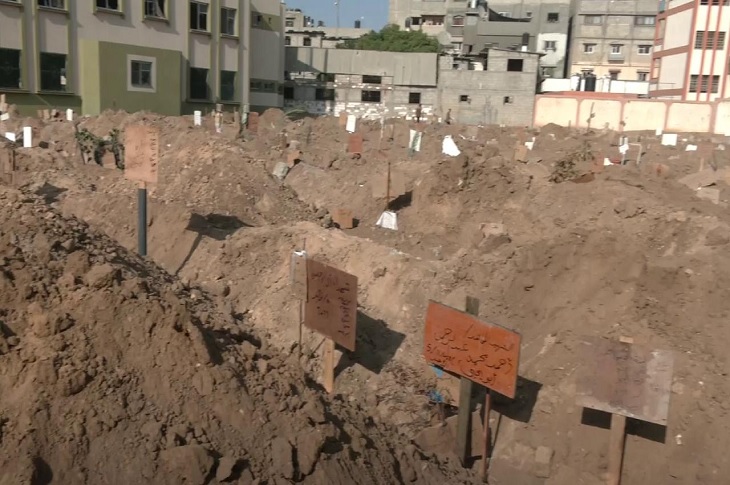 Hastane bahçesindeki toplu mezar objektife yansıyor.