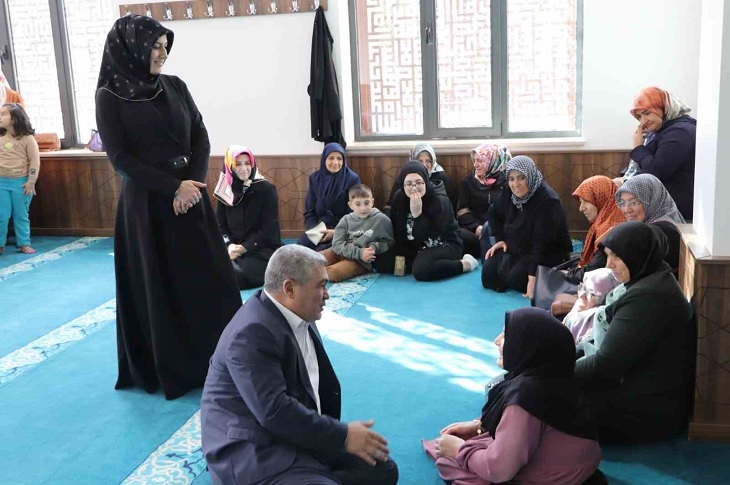 Camide, engelli bireylerle bir araya gelen İl Müftüsü Ahmet Celalettin Altunkaya objektife yansıyor.