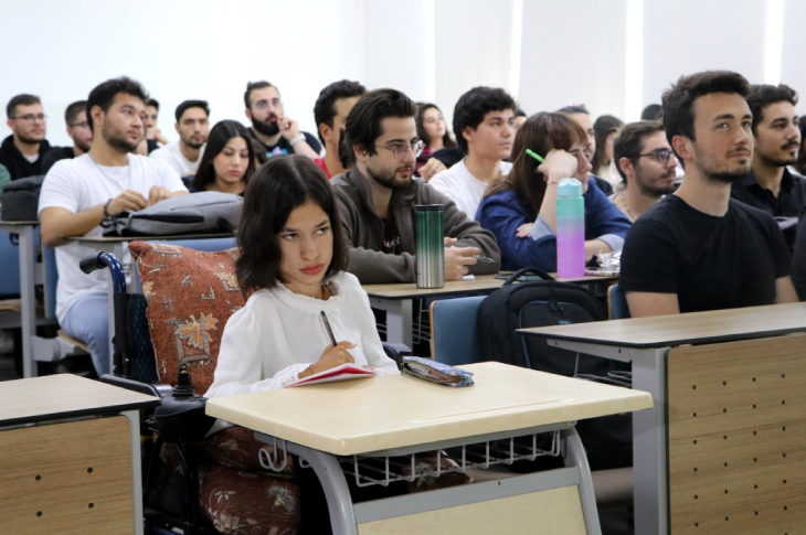 Üniversite öğrencisi Fadime Doğan arkadaşlarıyla ders dinliyor.