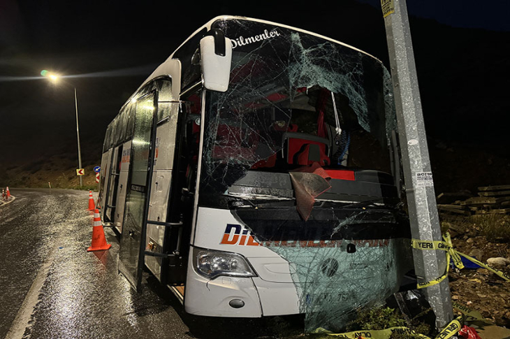 Devrilen ve camları kırılan otobüs.