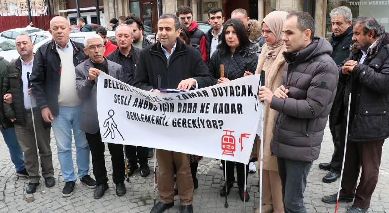 Pankart açan görme engelliler bir arada isteklerini sokakta dile getirirken