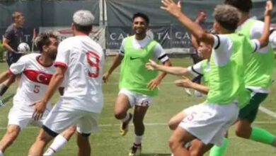 İşitme engelli milli takım futbol maçı sonunda birbirlerine doğru koşarak galibiyet sevinci yaşıyor.