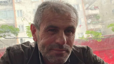 52 yaşındaki zihinsel engelli Besim Aydın'ın ötururken çekilmiş bir fotoğrafı.